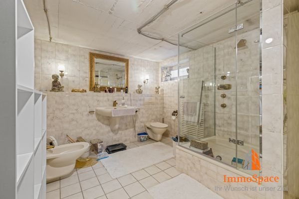 Blick ins Badezimmer im Untergeschoss