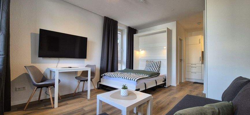 Heller Wohnbereich mit Bett