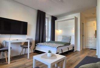 Heller Wohnbereich mit Bett