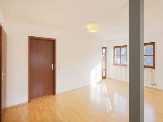 Heller Wohnbereich mit Balkonzugang