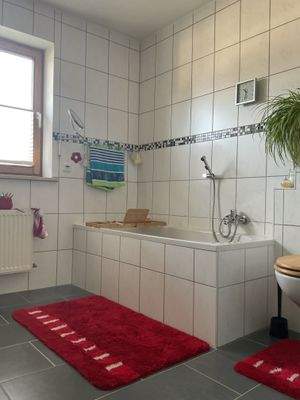 Bad mit Badewanne und Dusche