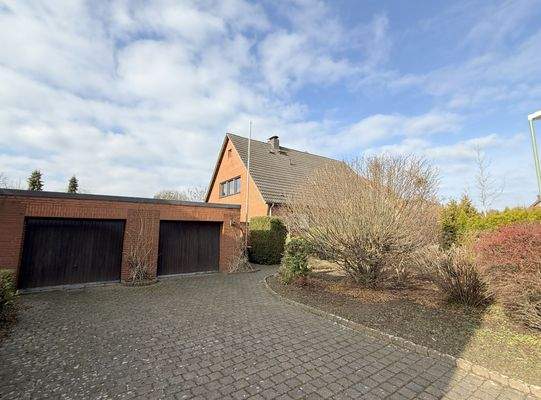 ... mit großer Doppelgarage