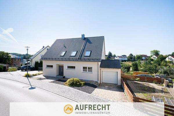 Hausansicht mit Garage