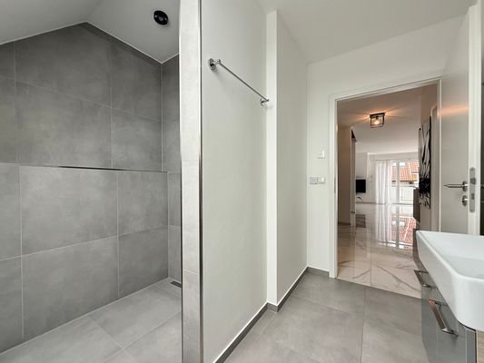 Großes Badezimmer UG
