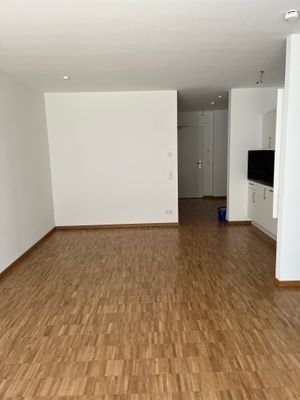 Blick in Wohnzimmer und Küche  