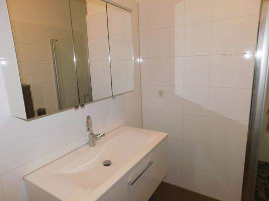 Bad mit Dusche 2