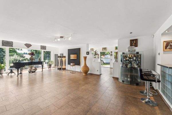 Eleganter Wohn-/Ess-/Küchenbereich in offenem Grundriss