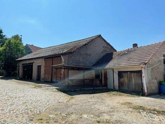 Blick zu den Nenebngebäuden im Hofbereich