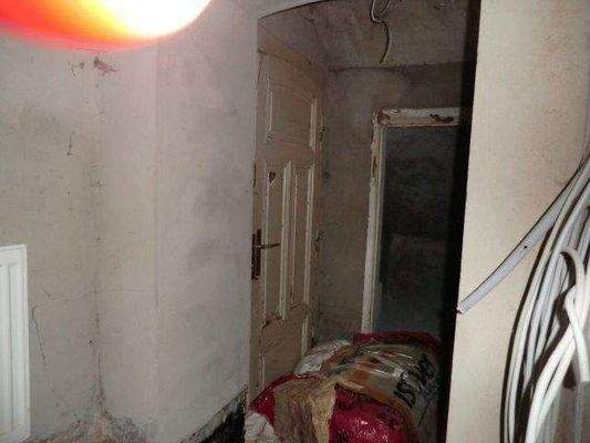 Eingangstür der unteren, noch nicht sanierten 2. S