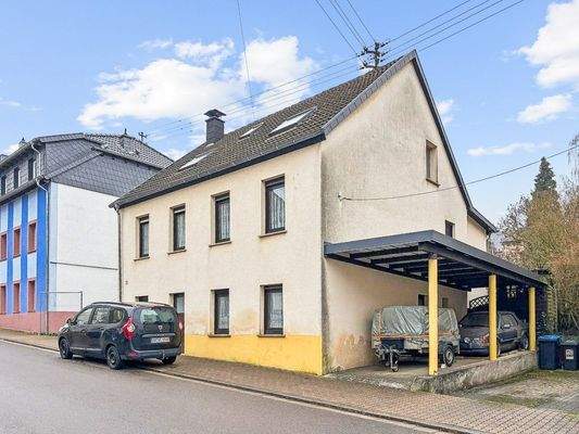 Hausansicht mit Carport