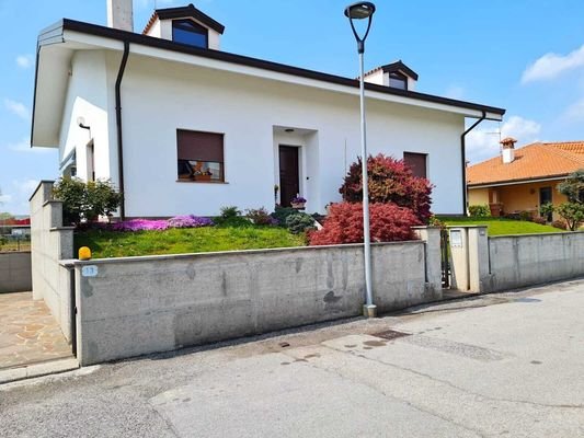 Haus in Udine mit schönem Garten und Garage