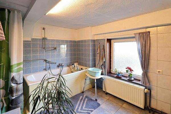 Whg. I Dusch- und Wannenbad