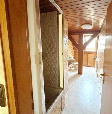 Hauptgebäude Wohnung DG Bad