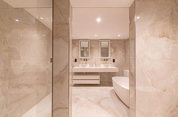 Beeindruckendes Vollbad mit Fußbodenheizung