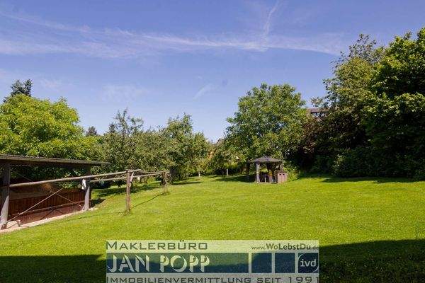 Große Gartenfläche am Haus 