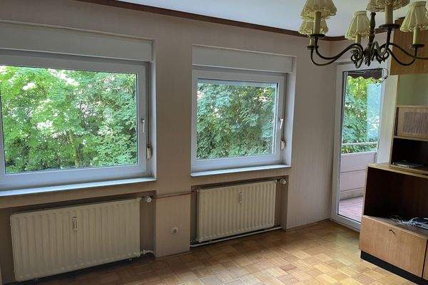 Wohnzimmer mit Ausgang zum Balkon