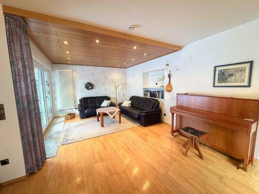 Wohnzimmer EG mit Ausgang auf die Terrasse