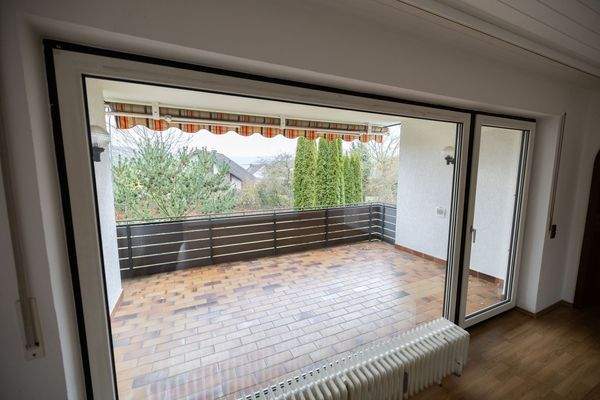 Großer Balkon mit Gartenblick