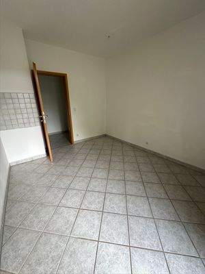 Helle Küche mit Balkon