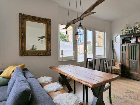 rustikaler Esstisch hinter dem Sofa