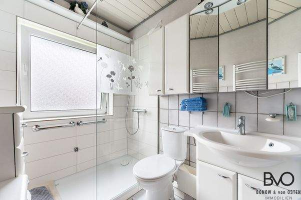 Duschbad mit viel Tageslicht