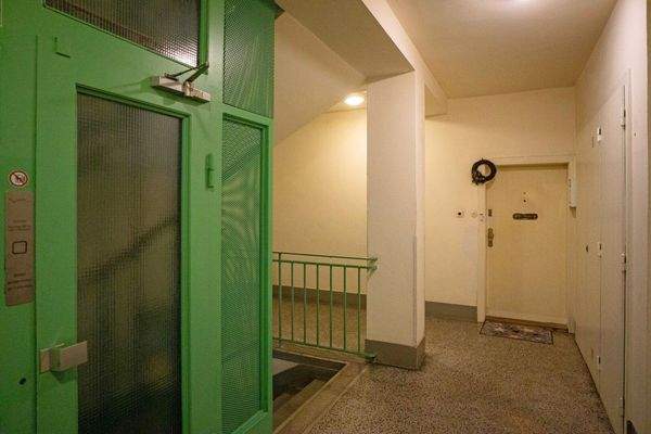 Stiegenhaus mit Lift