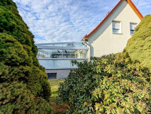 Blick von Straße zum Wintergarten