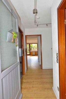 Eingang - Flur - Wohnzimmer