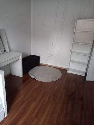 Leeres Zimmer mit Regal