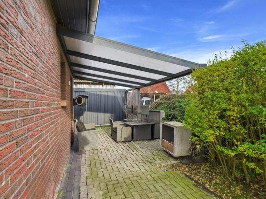 Terrasse mit Überdachung zur Westseite