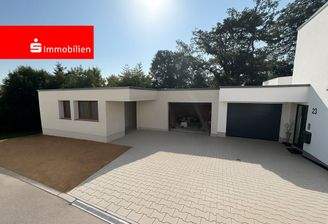 Außenansicht von der Einfahrt