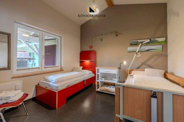 Komfort ohne Kompromisse – das Schlafzimmer mit Pflegebett ist funktional und stilvoll zugleich.5 - Bad Urach - 23-07-2025 - 48