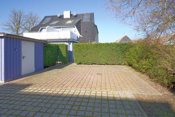 2 Stellplätze mit Nebengebäude