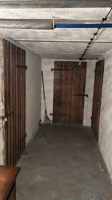 Kellergang mit zugeordneten Kellerräumen