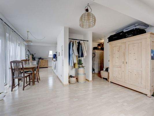 Durchdachter Raumtrenner mit Garderobe.