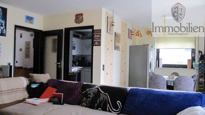 Wohnzimmer mit Zugang zum Balkon