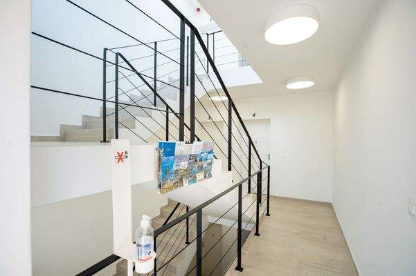 Hell gestalteter Eingangsbereich mit zeitlosen Details 