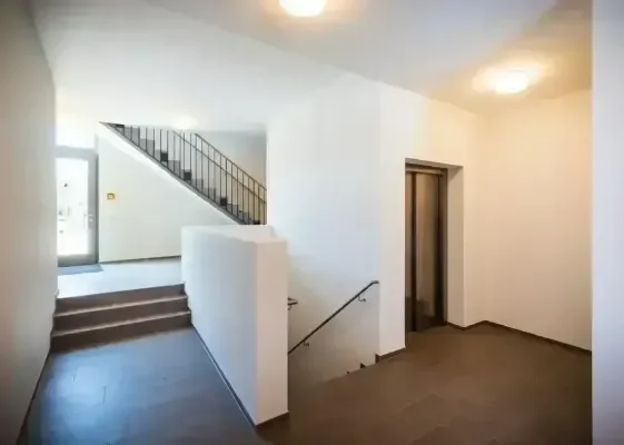Treppenhaus, Lift, Hofzugang.webp