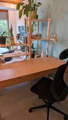 Gemütlicher Arbeitsplatz / Schreibtisch
