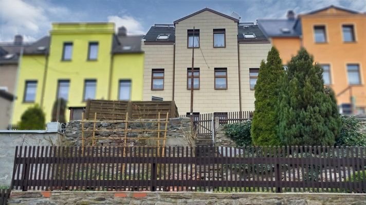 Hausansicht mit Garten