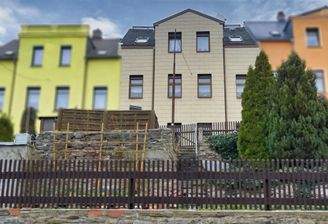 Hausansicht mit Garten