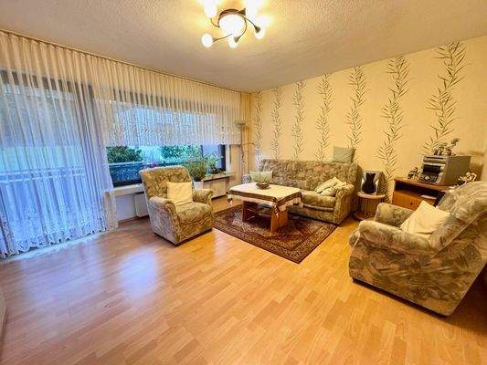 Wohnzimmer mit Balkon