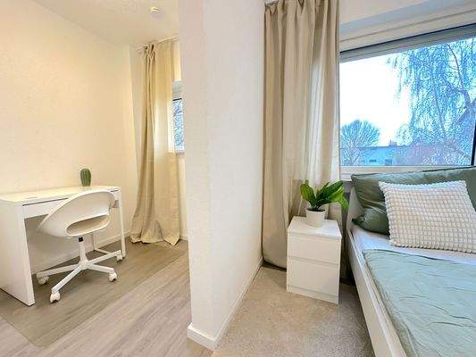 Helles WG-Zimmer mit Fenster