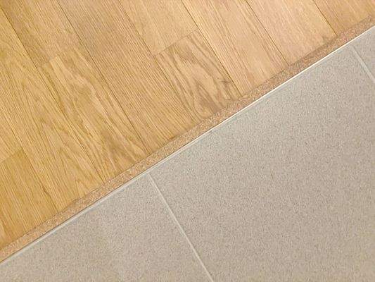 Wohnliches Parkett und Feinsteinzeug