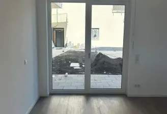 Wohnbereich mit Ausblick auf Terrasse