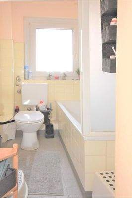 Tageslichtbad mit Wanne