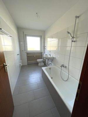 Tageslichtbad mit Badewanne