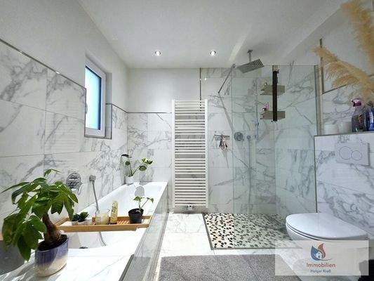 Badezimmer mit Dusche und Wanne