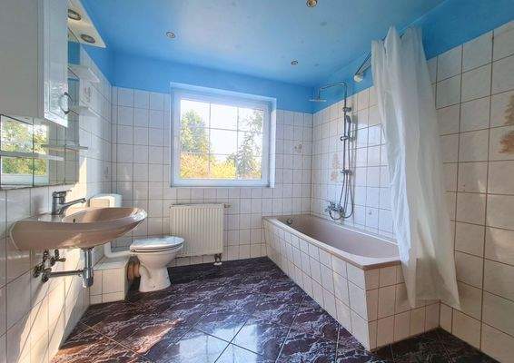 Tageslichtbad mit Gartenblick