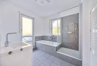 Badezimmer mit Nordbalkon